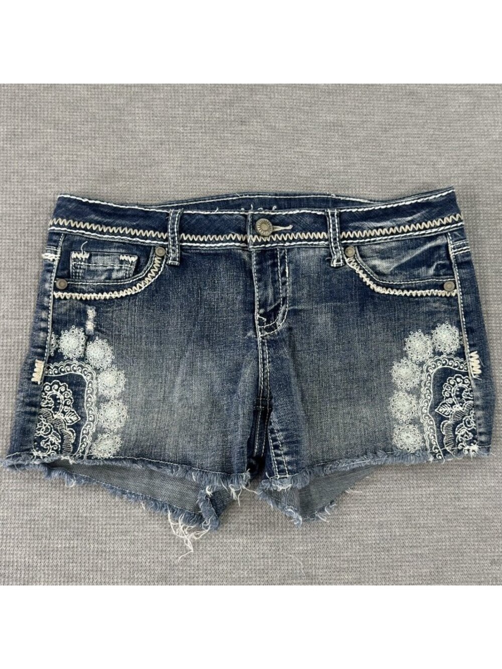 Maurices Cutoff Shorts Womens Sz 7/8 Embroidered Med Wash Denim Stretch Frayed